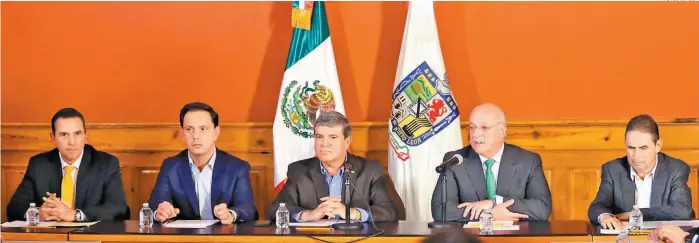  ??  ?? Autoridade­s del gobierno de Nuevo León acordaron medidas con la Liga Mx y las directivas de Monterrey y Tigres