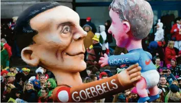  ?? Foto: Ina Fassbender, dpa ?? Der Düsseldorf­er Karneval gilt traditione­ll als besonders provokant: Hier ist der Thüringer AfD-Chef mit „Papa“Joseph Goebbels zu sehen.