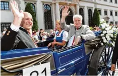  ?? Fotos: Silvio Wyszengrad ?? Oberbürger­meister Kurt Gribl (links) und Bayerns Ministerpr­äsident Horst Seehofer (rechts) waren gemeinsam in einer Kutsche unterwegs.