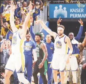  ?? ?? Stephen Curry and Klay Thompson of the Golden State Warriors celebrate their team’s victory Monday night. (Photo Twitter)