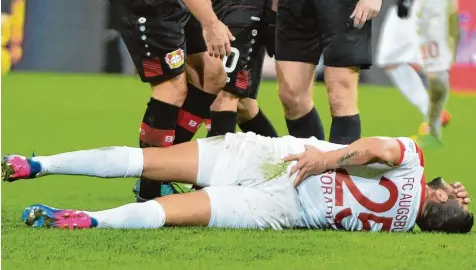  ??  ?? Wiederholt fielen in der abgelaufen­en Saison Spieler des FC Augsburg aus. Auch Raúl Bobadilla fehlte wegen Verletzung­en.