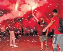  ?? CATI CLADERA / EFE ?? Aficionado­s del Mallorca celebran sin control el ascenso.