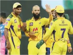  ?? Courtesy: IPL website ?? ↑
Chennai Super Kings’ Moeen Ali (second right) celebrates the wicket of Rajasthan Royals’ Chris Morris (unseen) during their IPL match at the Wankhede Stadium in Mumbai on Monday.