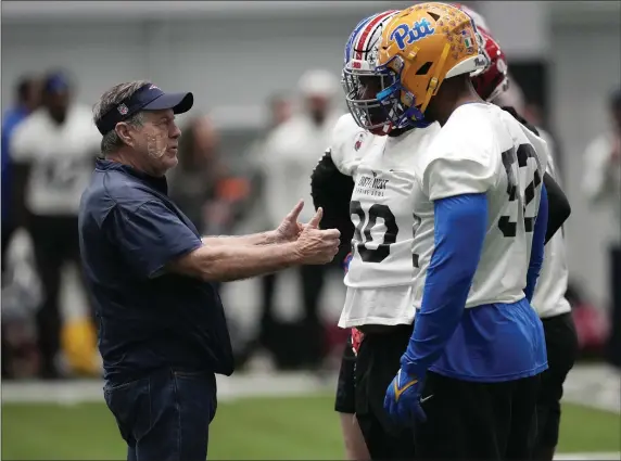  ?? JOHN LOCHER — THE ASSOCIATED PRESS ?? New England Patriots head coach Bill Belichick speaks with players during a West practice on Jan. 31 in Henderson, Nev., in preparatio­n for the East West Shrine Bowl.