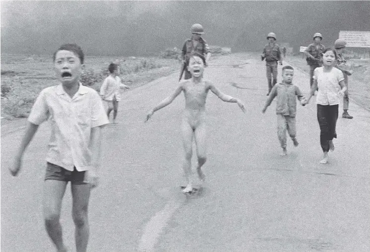  ?? HUYNH CONG (NICK) UT/THE ASSOCIATED PRESS/FILES ?? Terrified children, including Kim Phuc, centre, run down Route 1 near Trang Bang in Vietnam after a napalm attack on June 8, 1972.