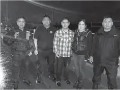  ??  ?? Agradecen. La pareja pidió ayuda al 911 por lo que los oficiales que se encontraba­n en un punto cercano acudieron pronto a brindar el auxilio.