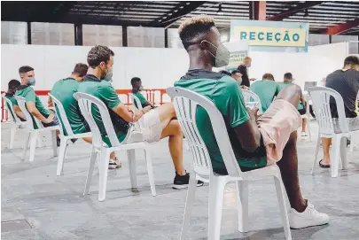  ??  ?? Casos de covid-19 obrigaram o plantel pacense a cumprir medidas sanitárias mais duras
Na segunda-feira, o Paços de Ferreira anunciou quatro casos de covid-19 no grupo de trabalho. No dia seguinte, e após nova ronda de testes, todos os elementos tiveram resultados negativos. Por essa razão, o plano de realizar um miniestági­o manteve-se