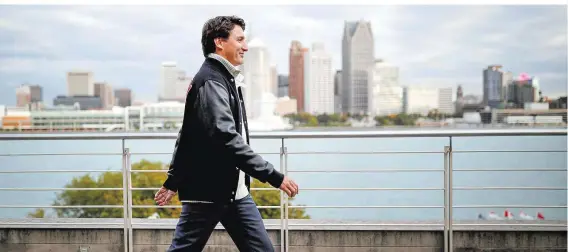  ??  ?? Unverdross­en vorwärts, ist die Devise des Justin Trudeau (im Bild beim Marschiere­n in Windsor bei Ontario, im Hintergrun­d die Skyline von Detroit, USA)