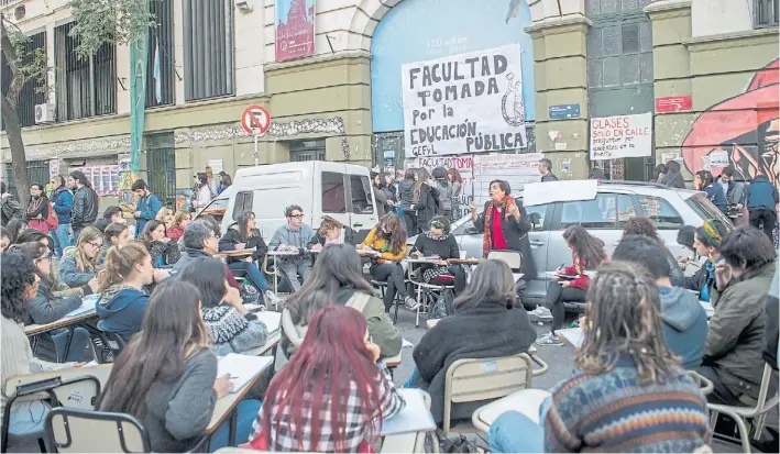  ?? CONSTANZA NISCOVOLOS ?? Con “clase pública”. La facultad de Filosofía y Letras de la UBA está tomada desde el martes a la noche. Los alumnos sacaron ayer los pupitres y cortaron la calle.