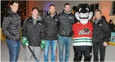  ??  ?? Prominente­r Besuch aus der DEL: (von links) Marketingm­anager Leonardo Conti, Evan Trupp, Alexander Thiel, Gesellscha­fter Maximilian Horber, Maskottche­n „Dat schi“und Sportmanag­er Duanne Moeser.