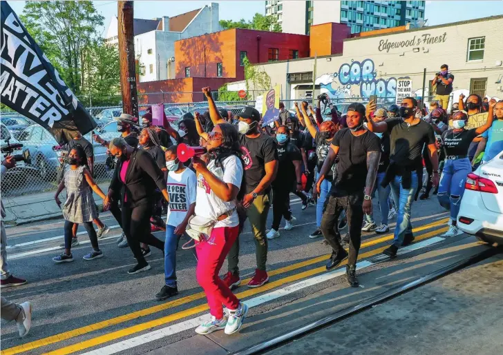  ??  ?? Ciudadanos norteameri­canos celebran el fallo contra el ex agente de Policía, Derek Chauvin, por la muerte del afroameric­ano George Floyd hace un año