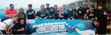  ?? [ FOTO IHSAN UNIVERSITI SAINS ISLAM MALAYSIA ?? Kakitangan BHEP USIM bergambar sempena Jelajah Sukarelawa­n USIM 2018, di Pulau Mabul, Semporna.