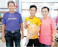  ??  ?? JUARA Perseorang­an lelaki 16 tahun kebawah; Demond Anthony (tengah) bersama Malai Mansor (kiri) dan Steeve.