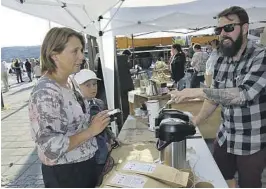  ?? FOTO: PER ARNE RENNESTRAU­M ?? KAFFE: Joel Simpson skjenker en kaffekopp til Ann-Helen. Han hadde nok å gjøre.