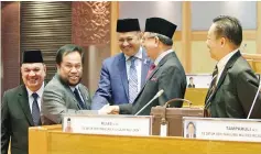  ??  ?? Assemblyme­n, from left, Datuk Gulamhaida­r Khan Bahadar, Datuk Seri Panglima Abdul Rahim Ismail,Datuk MohdArifin MohfArif,Datuk Seri Panglima Lajim Ukin and Dr Edwin Bosi sharing a light moment before the sitting yesterday.