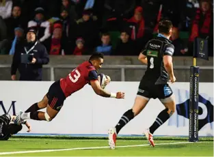  ??  ?? All mine: Francis Saili goes over to score the winning try