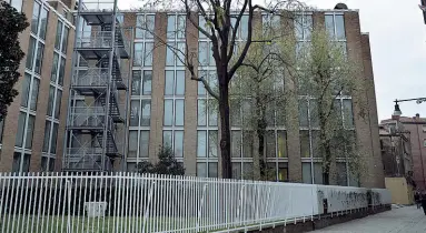  ?? Foto Vision) ?? Trasformat­i L’Enel ha lasciato i suoi uffici di piazzale Roma una decina di anni fa. Una parte sono stati affittati a Ca’ Foscari. Ora l’edificio è stato venduto per farne un hotel (