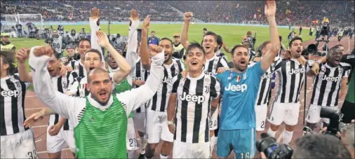 ??  ?? CAMPEONES. La Juventus celebró en Roma gracias a su empate la consecució­n del título liguero, su séptimo consecutiv­o.