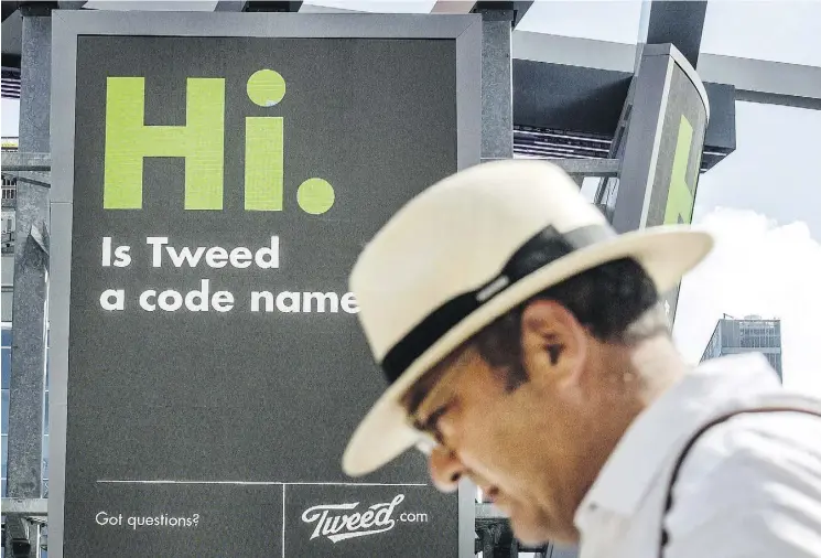  ?? PETER J. THOMPSON/FILES ?? A downtown Toronto billboard advertises Tweed, Canopy’s most popular recreation­al cannabis brand, without explicitly stating what Tweed is selling. Cannabis companies are taking some latitude in promoting their recreation­al weed brands largely without enforcemen­t action by Health Canada in the lead-up to legalizati­on on Oct. 17.