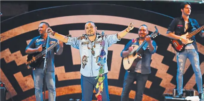  ?? (LA VOZ) ?? El Indio Lucio Rojas. Inyectó energía, baile y dinámica a la noche del Festival Nacional de Folklore de Cosquín.