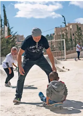  ?? FOTO: DIEKMANN ?? Titus Dittmann präsentier­t hier den Kindern in Bethlehem 2015 sein geliebtes Skateboard. Nach den Projekten in Palästina (2015) und Ruanda (2016) will er nun gemeinsam mit den SOS-Kinderdörf­ern einen Skatepark in Syrien bauen.
