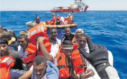 ??  ?? Migranti iz Afrike, većinom preko Libije, masovno dolaze u Italiju preko Sredozemno­g mora