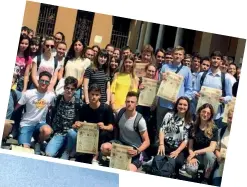  ??  ?? Gli studenti Alcuni dei ragazzi delle quattro scuole che stanno collaboran­do a dare un nome a tutti i soldati che combattero­no nel Risorgimen­to