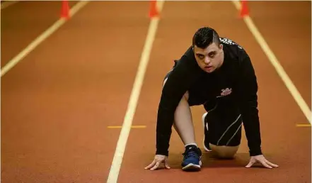  ?? Zanone Fraissat/Folhapress ?? Lucas, 19, que nada, corre e pedala todos os dias, por três horas, no Centro de Treinament­o Paralímpic­o