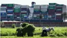  ??  ?? Fast eine Woche hat die Ever Given des Suezkanal blockiert und den Welthandel noch weiter komplizier­t