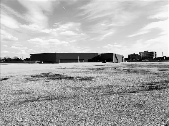  ?? SUZANNE TENNANT/POST-TRIBUNE ?? The old Century Mall, just south of U.S. 30 in Merrillvil­le, is 25 acres and is owned by Tri-Land developers.