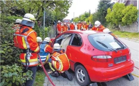  ?? FOTO: WOLFGANG FATH ?? Ein „Gafferunfa­ll“war als Überraschu­ngseinlage in die Hauptübung der Feuerwehr Adelmannsf­elden mit eingebaut worden.