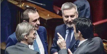  ??  ?? Alla ricerca del colpevole Il segretario del Partito democratic­o Martina (a destra) con Guerini, Rosato e Delrio