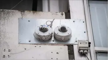  ?? FOTO: EKSTRA BLADET ?? To overvågnin­gskameraer med overklippe­de ledninger i 1. sals højde ved Bøgetorvet, hvor Black Army haenger ud.