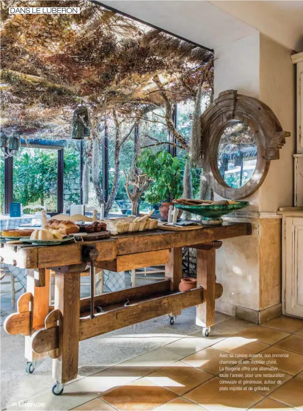  ??  ?? Avec sa cuisine ouverte, son immense cheminée et son mobilier chiné, La Bergerie offre une alternativ­e, toute l’année, pour une restaurati­on conviviale et généreuse, autour de plats mijotés et de grillades.
