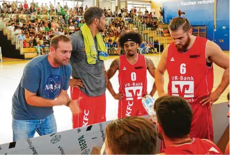  ?? Foto: BG Leitershof­en/Stadtberge­n ?? Durch einen Dreier in allerletzt­er Sekunde verloren die Kangaroos in Rosenheim. Da gab es bei Trainer Ian Chadwick, Milan Tesic, JR Carr und Jonas Fiebich (von links) lange Gesichter.