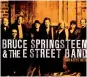  ??  ?? EN THE E STREET BAND la banda, que acompaña a Springstee­n, está su esposa Patti Scialfa, que toca una de las guitarras de apoyo.