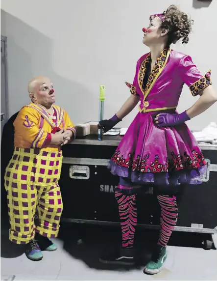  ?? PHOTOS: JULIE JACOBSON/THE ASSOCIATED PRESS ?? Clowns Gabor Hrisafis, left, and Beth Walters have a chat before a recent performanc­e in Providence, R.I. Below: Trainer Taba Maluenda performs with a white tiger.