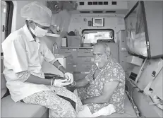  ?? -AFP ?? AHMEDABAD, INDIA
A paramedic uses an oximeter to check the oxygen level of a patient inside an ambulance while waiting to enter a COVID-19 hospital for treatment, amidst the spread of the coronaviru­s disease.