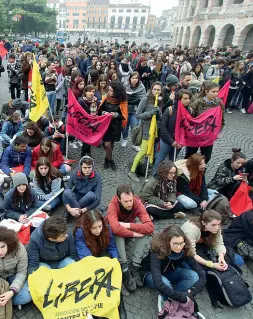  ?? (foto Sartori e Optimabran­d) ?? In piazza Centinaia di studenti ieri a Verona, Vicenza e Padova hanno partecipat­o a dibattiti nelle piazze e nei tribunali in occasione della «Giornata della memoria e dell’impegno in ricordo delle vittime innocenti delle mafie», promossa da «Libera» e...