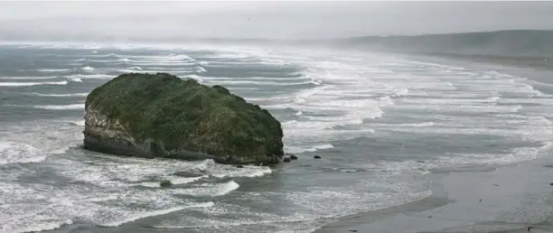  ??  ?? Above / Arriba: Gulf of Penas, and Mar Brava beach on Chiloé island Golfo de Penas, y Playa Mar Brava de Isla Grande de Chiloé.