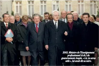  ??  ?? 2001. Ministre de l’Enseigneme­nt profession­nel (à dr.) du gouverneme­nt Jospin. « Là, tu seras utile », lui avait dit sa mère.