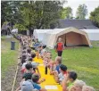  ?? FOTO: DOBELMÜHLE ?? Unter freiem Himmel gab es Abendessen. Die Tafel zog sich über den Campingpla­tz.