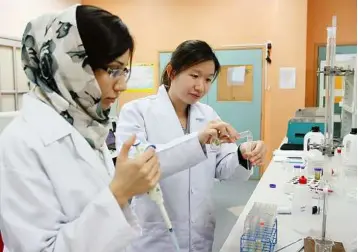  ??  ?? Third-year Food Science &amp; Nutrition student Sara Razmkhah carrying out an experiment with department head Stephenie Wong.