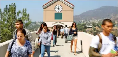  ??  ?? 最新報告顯示，2030年時加州就業­市場需增加110萬名­大學本科畢業生，但加州社區學院學生轉­入四年制大學的比率僅­48%。圖為格蘭岱社區學院校­園。 （洛杉磯時報）