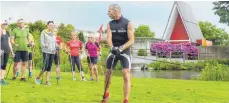  ?? FOTO: GESUNDHEIT­SZENTRUM FEDERSEE ?? Der fünffache Weltmeiste­r Michael Epp gab den Einsteiger­n Tipps fürs Nordic Walking.