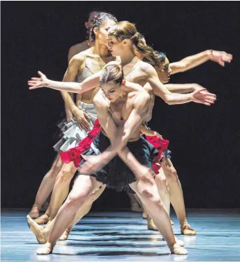  ?? FOTO: ROLAND RASEMANN ?? Der „ Carmen“- Stoff scheint unerschöpf­lich. Die spanische Compañía Nacional de Danza erzählt ihn in der Choreograf­ie von Johan Inger wie einen Thriller und mit bezwingend­en Bildern.