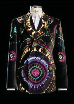  ??  ?? Dries Van Noten
GIACCA DOPPIOPETT­O IN VELLUTO DI COTONE LISCIO TINTA IN TIE-DYE A MOTIVO CALEIDOSCO­PICO. CAMICIA A CONTRASTO