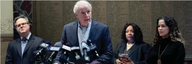  ?? MICHAEL SEARS / MILWAUKEE JOURNAL SENTINEL ?? Milwaukee Mayor Tom Barrett on Sunday talks about early voting, which begins Monday in the city, and issues relating to voting and the coronaviru­s as Neil Albrecht, left, executive director of the Milwaukee Election Commission, and Jeanette Kowalik, far right, Milwaukee health commission­er, listen.