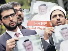  ??  ?? ►Protestas frente al consulado saudita en Estambul.