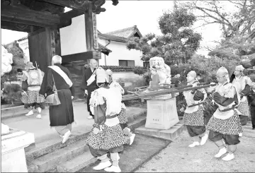  ?? — Japan News-Yomiuri photos ?? Participan­ts walk along the Taishimich in Kawanishi, Nara Prefecture, Japan. Another hike is set for Feb 22.